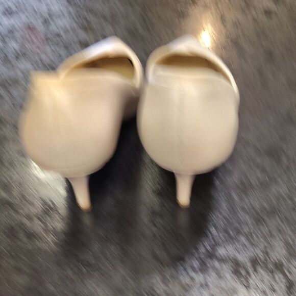 White House Black Market Cream Heels with Elegant Design - Picture 4 of 6